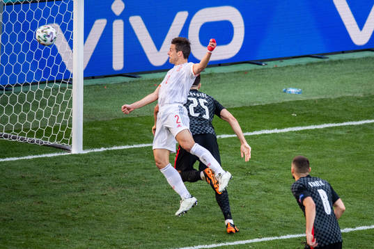 Cesar Azpilicueta of Spain scores 1-2