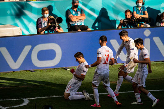 Cesar Azpilicueta of Spain celebrates scoring 1-2