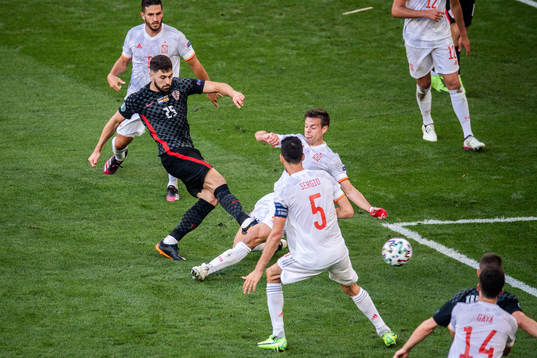 Josko Gvardiol of Croatia and Cesar Azpilicueta of Spain