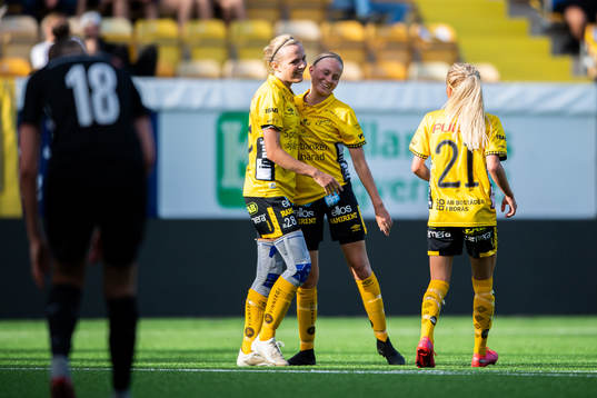Elfsborgs Maja Wrångemyr kramas om av Matilda Ståhlbom