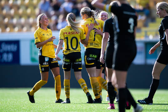 Elfsborgs Elin Dahl jublar med övriga spelare