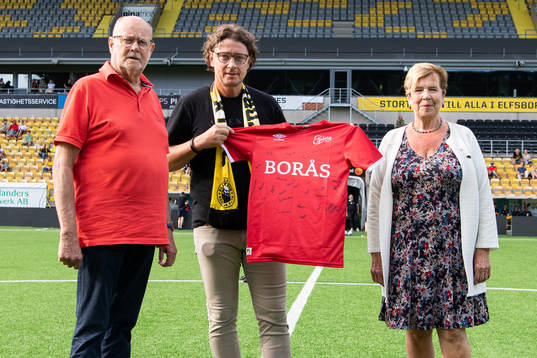 Elfsborgs klubbchef Stefan Andreasson överlämnar en