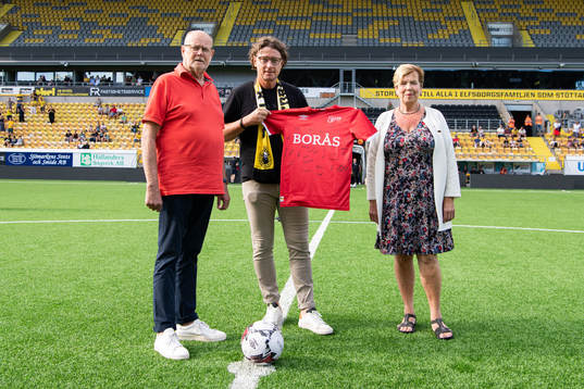 Elfsborgs klubbchef Stefan Andreasson överlämnar en