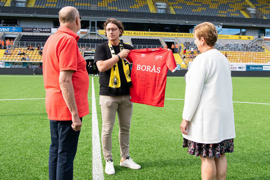 Elfsborgs klubbchef Stefan Andreasson överlämnar en