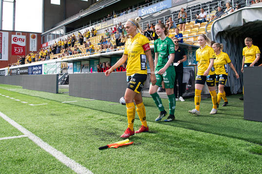 Elfsborgs spelare kommer ut till match med lagkapten Ellen