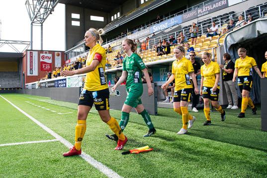 Elfsborgs spelare kommer ut till match med lagkapten Ellen