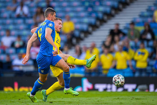 Serhiy Kryvtsov of Ukraine and Dejan Kulusevski of Sweden