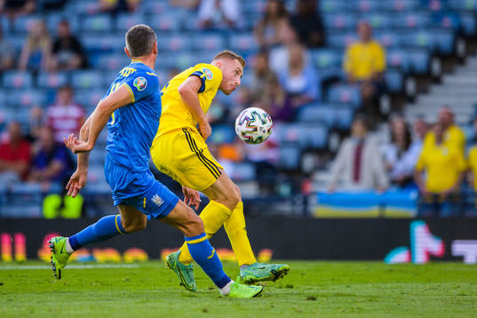 Serhiy Kryvtsov of Ukraine and Dejan Kulusevski of Sweden