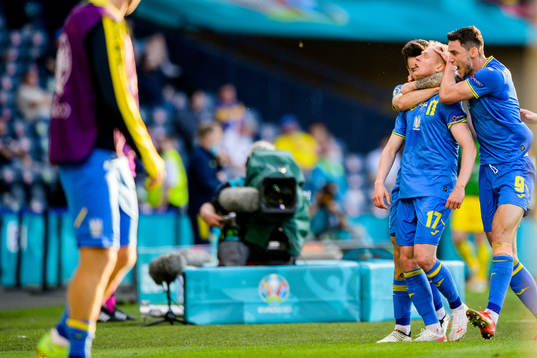 Oleksandr Zinchenko of Ukraine celebrate