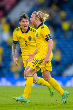 Victor Nilsson Lindelöf and Emil Forsberg of Sweden