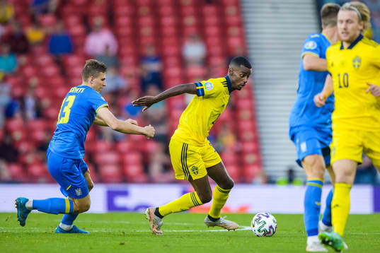 Illia Zabarnyi of Ukraine and Alexander Isak of Sweden