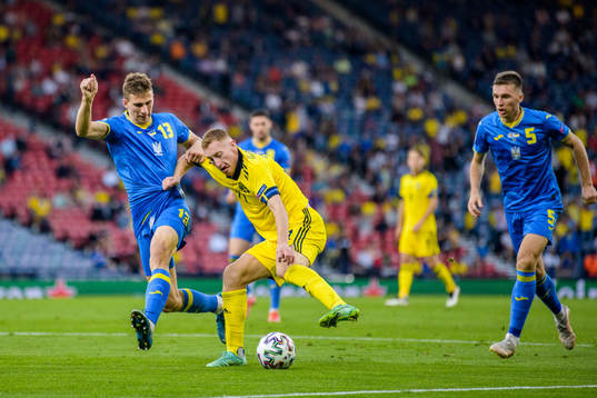 Illia Zabarnyi of Ukraine against Dejan Kulusevski of Sweden