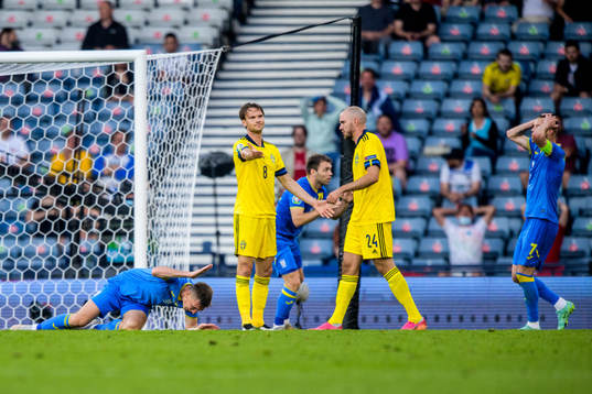 Serhiy Sydorchuk of Ukraine looks dejected next to Albin