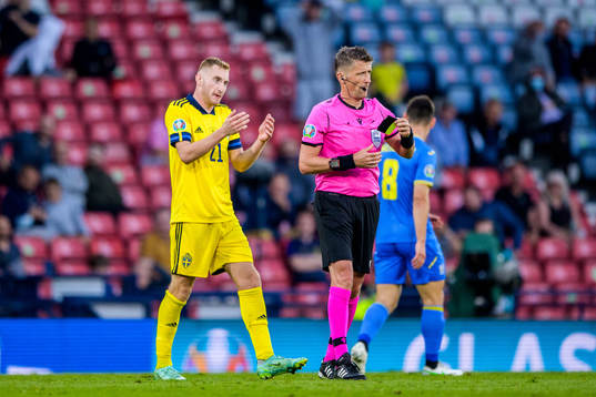Dejan Kulusevski of Sweden and referee Daniele Orsato