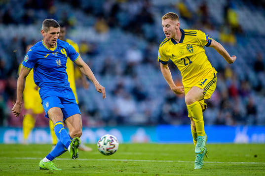 Serhiy Kryvtsov of Ukraine and Dejan Kulusevski of Sweden