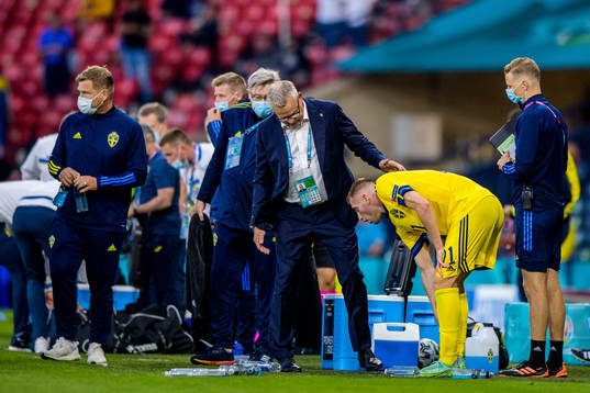 head coach Janne Andersson and Dejan Kulusevski of Sweden