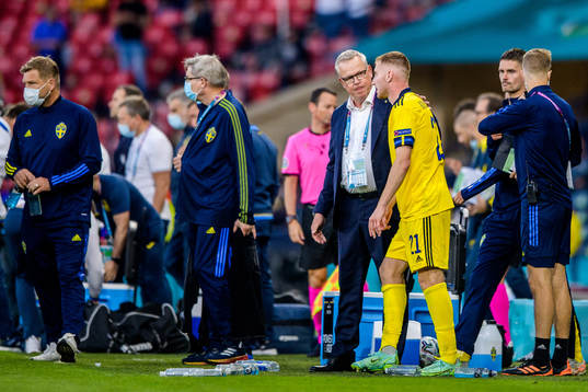 head coach Janne Andersson and Dejan Kulusevski of Sweden