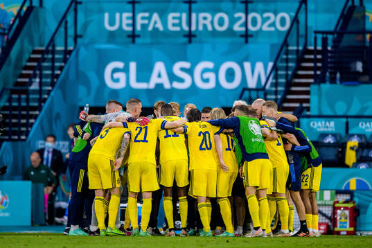 Players of Sweden gather