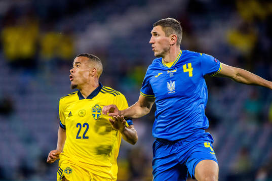 Robin Quaison of Sweden and Serhiy Kryvtsov of Ukraine