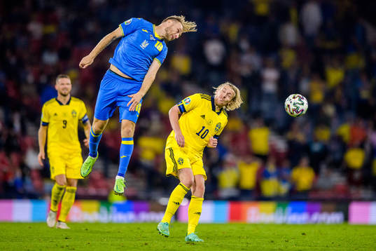 Roman Bezus of Ukraine and Emil Forsberg of Sweden