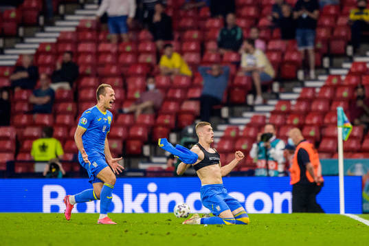 Artem Dovbyk of Ukraine (t.r) celebrates