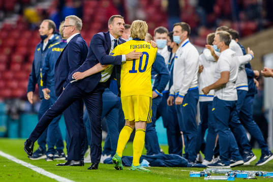 head coach Andriy Shevchenko of Ukraine and Emil Forsberg