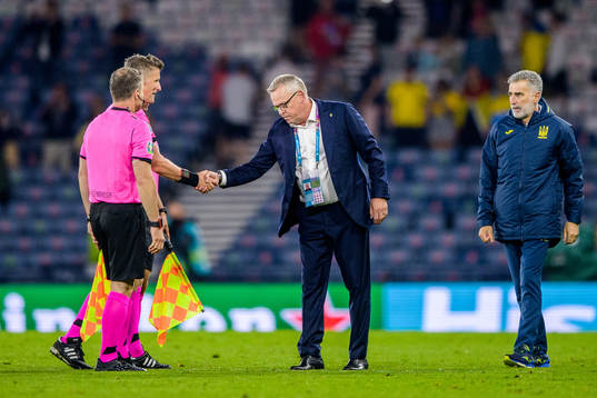head coach Janne Andersson of Sweden and referee Daniele
