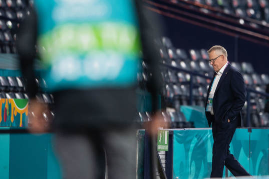 Head coach Janne Andersson of Sweden looks dejected