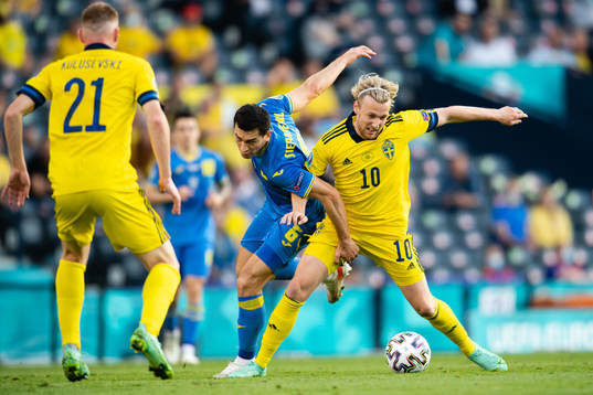 Taras Stepanenko of Ukraine and Emil Forsberg of Sweden