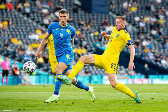 Roman Yaremchuk of Ukraine and Dejan Kulusevski of Sweden