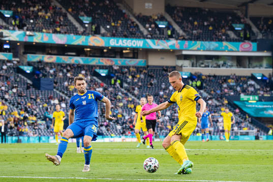 Oleksandr Karavaev of Ukraine and Albin Ekdal of Sweden