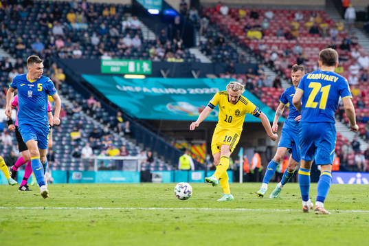 Emil Forsberg of Sweden scores 1-1