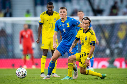 Serhiy Sydorchuk of Ukraine and Alexander Isak and