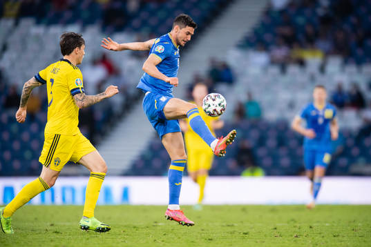 Victor Nilsson Lindelöf of Sweden and Roman Yaremchuk of