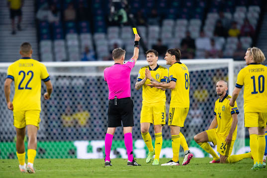 Referee Daniele Orsato and Victor Nilsson Lindelöf and