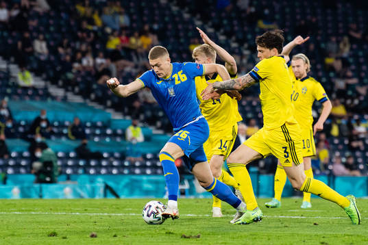 Artem Dovbyk of Ukraine and Victor Nilsson Lindelöf of