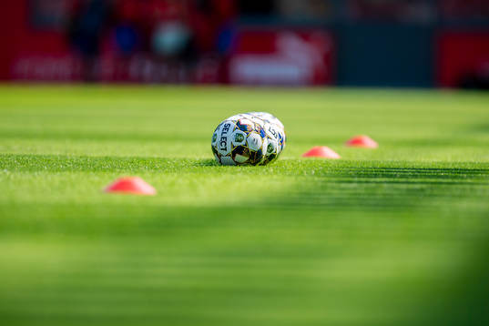 Fotbollar med superettan logga på