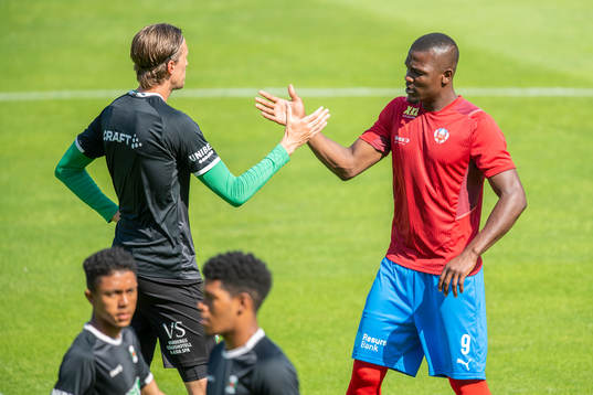 Varbergs Joakim Lindner och Helsingborgs Alhaji Gero