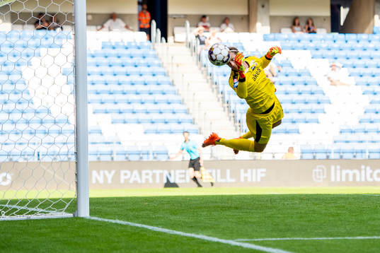 Helsingborgs målvakt Anders Lindegaard räddar en frispark