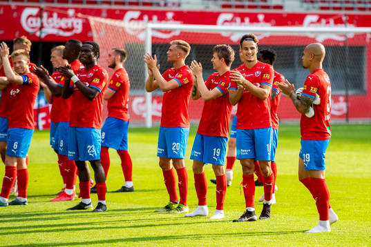 Helsingborgs Assad Al Hamlawi med lagkamrater tackar