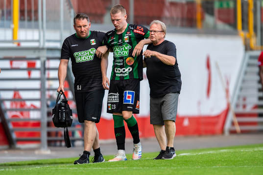 Varbergs Anton Liljenbäck  får hjälp av planen