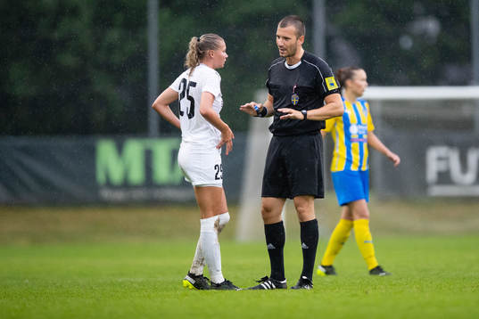 Hittarps Isabelle Angel i samtal med domare Stefan Velevski