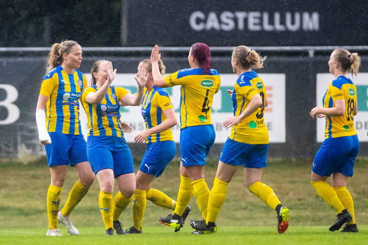 Hittarps Ella Augustsson Sandberg jublar med lagkamrater