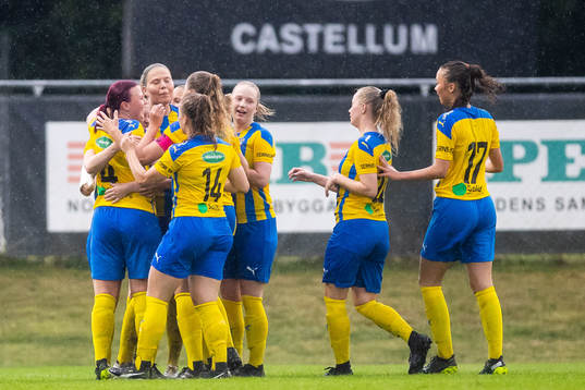 Hittarps Ella Augustsson Sandberg jublar med lagkamrater