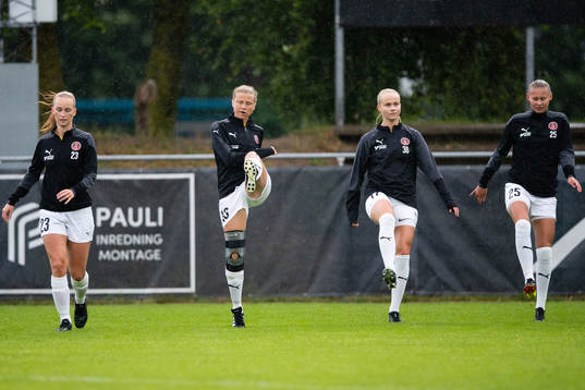 Hittarps Maja Ahlm och Charlotte Crafoord-Larsen värmer upp