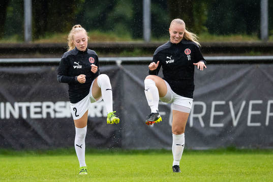 Hittarps Esther Yllfors och Amanda Strandh värmer upp