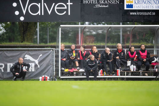 Hittarps tränare Fredrik Svanbäck till vänster om bänken