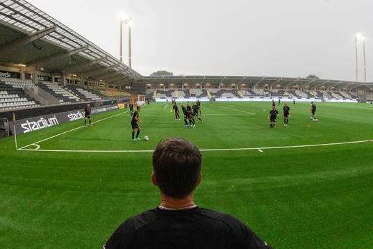 Häckens tränare Mats Gren ser på uppvärmningen innan