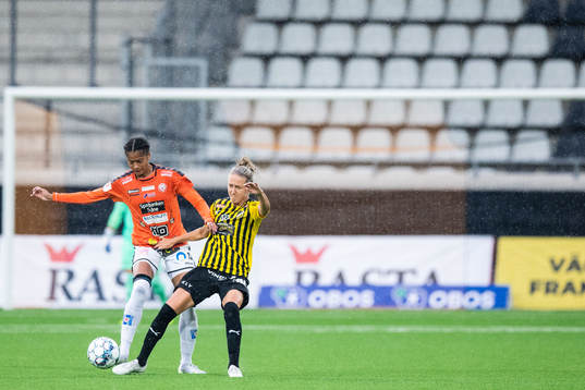 Kristianstads Sveindís Jane Jónsdóttir och Häckens Emma