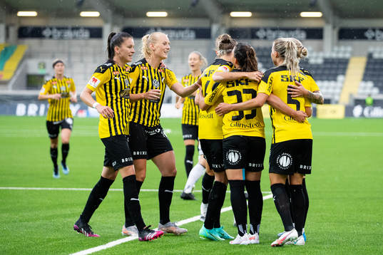 Häckens Johanna Rytting Kaneryd jublar med lagkamrater